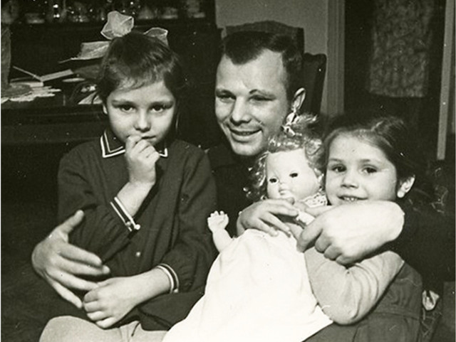 Ảnh đời thường của nhà du hành đầu tiên bay vào vũ trụ - Hình 8 Anh doi thuong cua nha du hanh dau tien bay vao vu tru-Hinh-8