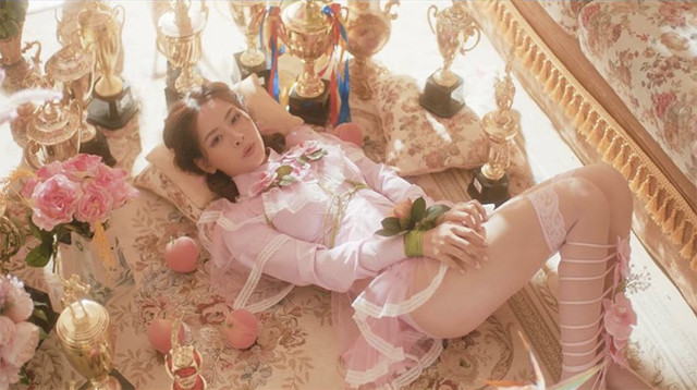 Chi Pu gây tranh cãi vì diện trang phục 'thiếu vải', phản cảm - Hình 3 Chi Pu gay tranh cai vi dien trang phuc 'thieu vai', phan cam-Hinh-3