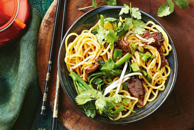 Độc lạ món mì trường thọ được ăn đầu năm mới ở Trung Quốc Doc la mon mi truong tho duoc an dau nam moi o Trung Quoc