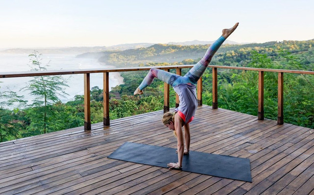 Nữ huấn luyện viên yoga nổi tiếng với thân hình siêu chuẩn nóng bỏng - Hình 6 Nu huan luyen vien yoga noi tieng voi than hinh sieu chuan nong bong-Hinh-6