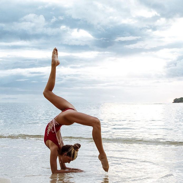 Nữ huấn luyện viên yoga nổi tiếng với thân hình siêu chuẩn nóng bỏng - Hình 3 Nu huan luyen vien yoga noi tieng voi than hinh sieu chuan nong bong-Hinh-3