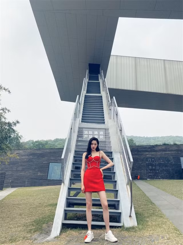 Gu thoi trang cua my nhan co doi chan dep nhat Cbiz