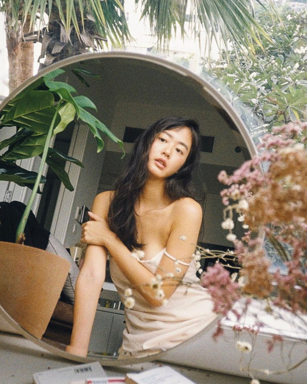 Mỹ nhân gốc Việt đóng MV Trốn tìm của Đen Vâu mặc thả rông vòng 1 gợi cảm - Hình 6 My nhan goc Viet dong MV Tron tim cua Den Vau mac tha rong vong 1 goi cam-Hinh-6