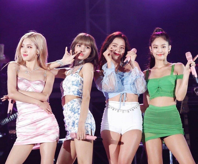 Thời trang biểu diễn gợi cảm quyến rũ của nhóm Black Pink - Hình 11 Thoi trang bieu dien goi cam quyen ru cua nhom Black Pink-Hinh-11