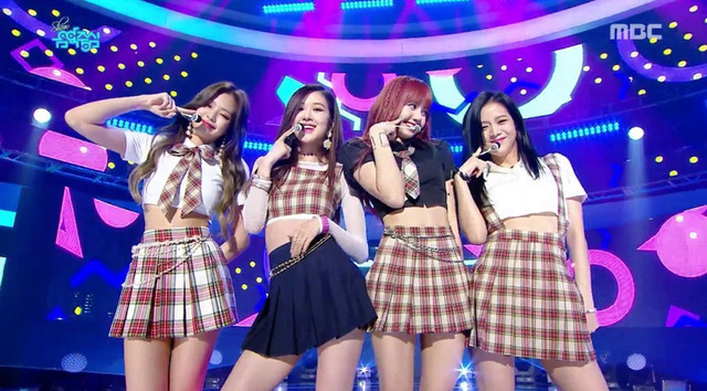 Thời trang biểu diễn gợi cảm quyến rũ của nhóm Black Pink - Hình 8 Thoi trang bieu dien goi cam quyen ru cua nhom Black Pink-Hinh-8