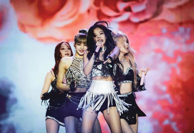 Thời trang biểu diễn gợi cảm quyến rũ của nhóm Black Pink - Hình 3 Thoi trang bieu dien goi cam quyen ru cua nhom Black Pink-Hinh-3