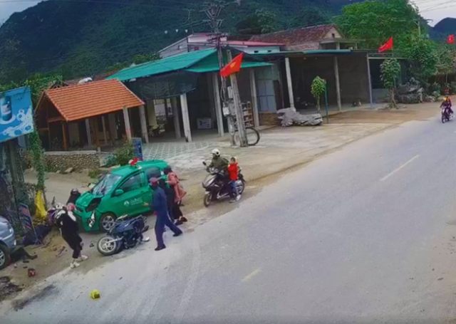 Taxi mất lái tông vào nhóm người đi chúc Tết, nhiều trẻ em chấn thương sọ não Taxi mat lai tong vao nhom nguoi di chuc Tet, nhieu tre em chan thuong so nao