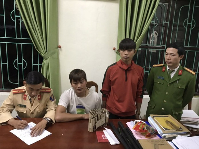 Hàng chục người bị bắt vì đốt pháo trong đêm giao thừa Hang chuc nguoi bi bat vi dot phao trong dem giao thua