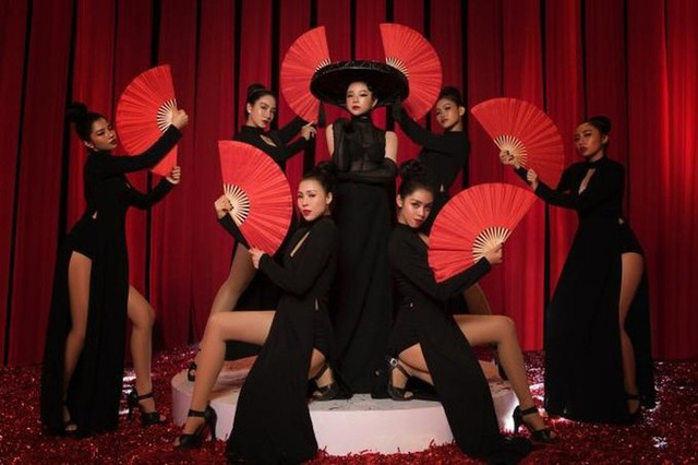 Sao Việt nào ăn mặc phản cảm nhất năm 2019? - Hình 5 Sao Viet nao an mac phan cam nhat nam 2019?-Hinh-5