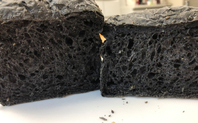 Có gì đặc biệt trong bánh mì đen như mực gây sốt ở Nhật? - Hình 4 Co gi dac biet trong banh mi den nhu muc gay sot o Nhat?-Hinh-4