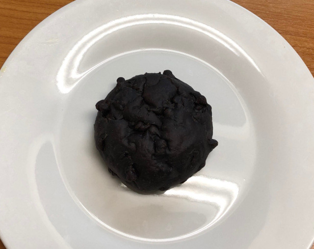 Có gì đặc biệt trong bánh mì đen như mực gây sốt ở Nhật? - Hình 7 Co gi dac biet trong banh mi den nhu muc gay sot o Nhat?-Hinh-7