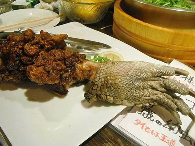 Người yếu tim bỏ chạy mất dép khi thấy món súp chân cá sấu của Singapore - Hình 3 Nguoi yeu tim bo chay mat dep khi thay mon sup chan ca sau cua Singapore-Hinh-3