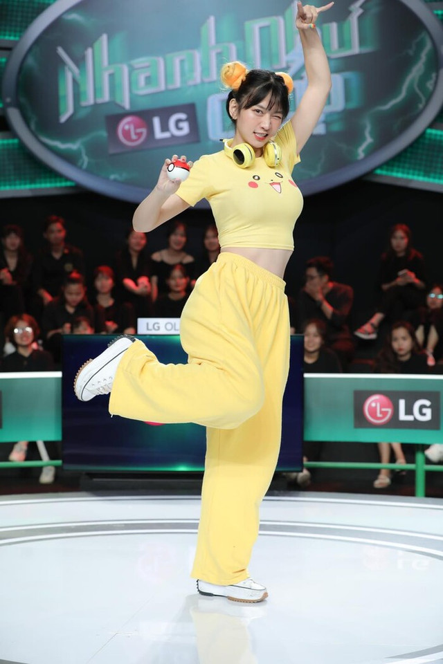 Nhức mắt gu thời trang khoe ngực khủng của hot girl tiktok Lê Bống - Hình 10 Nhuc mat gu thoi trang khoe nguc khung cua hot girl tiktok Le Bong-Hinh-10