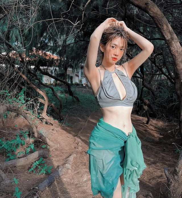 Nhức mắt gu thời trang khoe ngực khủng của hot girl tiktok Lê Bống - Hình 7 Nhuc mat gu thoi trang khoe nguc khung cua hot girl tiktok Le Bong-Hinh-7