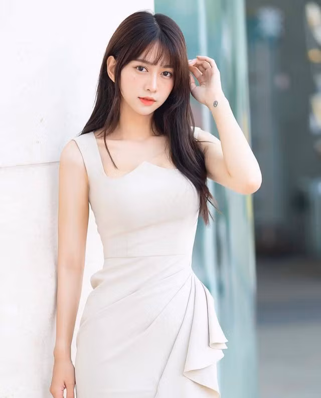 Nhuc mat gu thoi trang khoe nguc khung cua hot girl tiktok Le Bong-Hinh-16