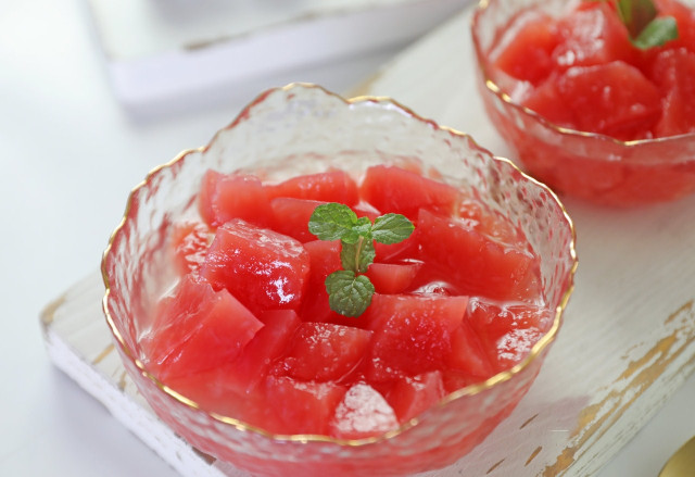 Bí quyết làm món sương sa dưa hấu vừa mát lại cực bổ cho mùa hè - Hình 2 Bi quyet lam mon suong sa dua hau vua mat lai cuc bo cho mua he-Hinh-2