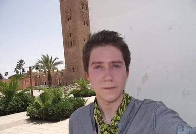 Chàng trai hóa thảm họa khi phẫu thuật 15 lần để giống hotboy Hàn - Hình 2 Chang trai hoa tham hoa khi phau thuat 15 lan de giong hotboy Han-Hinh-2