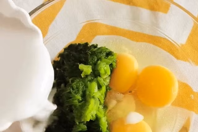 Cach lam mon banh bong lan trung hap rau mong toi mem xop de an-Hinh-5