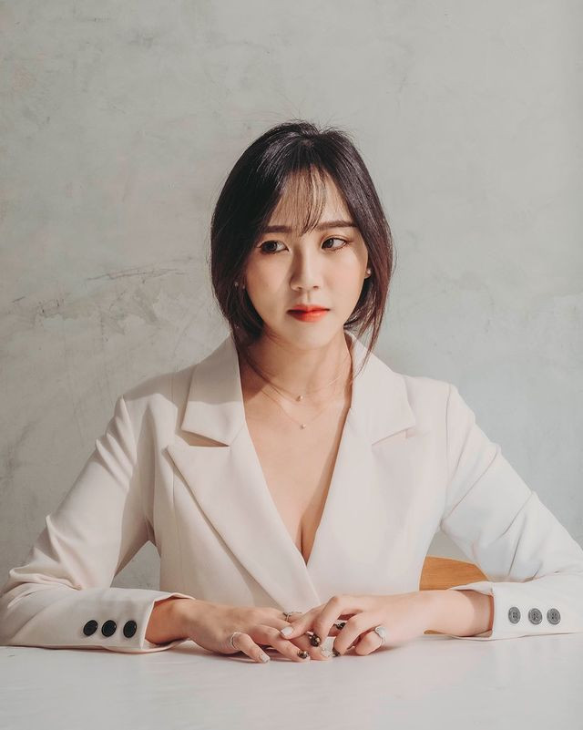 Gu thời trang nóng bỏng của nữ giáo viên chuyển nghề làm y tá Quách Nãi Duy Gu thoi trang nong bong cua nu giao vien chuyen nghe lam y ta Quach Nai Duy