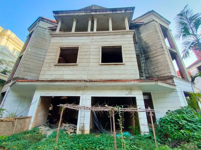 Loạt biệt thự bỏ hoang, hạ tầng xuống cấp ở Hoài Đức - Hình 8 Loat biet thu bo hoang, ha tang xuong cap o Hoai Duc-Hinh-8