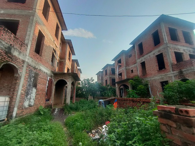 Loạt biệt thự bỏ hoang, hạ tầng xuống cấp ở Hoài Đức - Hình 5 Loat biet thu bo hoang, ha tang xuong cap o Hoai Duc-Hinh-5
