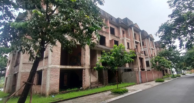 Loạt biệt thự bỏ hoang, hạ tầng xuống cấp ở Hoài Đức - Hình 3 Loat biet thu bo hoang, ha tang xuong cap o Hoai Duc-Hinh-3