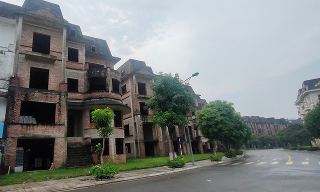 Loạt biệt thự bỏ hoang, hạ tầng xuống cấp ở Hoài Đức - Hình 2 Loat biet thu bo hoang, ha tang xuong cap o Hoai Duc-Hinh-2