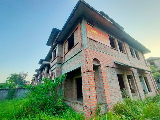 Loạt biệt thự bỏ hoang, hạ tầng xuống cấp ở Hoài Đức - Hình 12 Loat biet thu bo hoang, ha tang xuong cap o Hoai Duc-Hinh-12