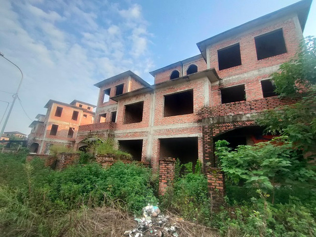Loạt biệt thự bỏ hoang, hạ tầng xuống cấp ở Hoài Đức - Hình 4 Loat biet thu bo hoang, ha tang xuong cap o Hoai Duc-Hinh-4