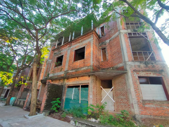 Loạt biệt thự bỏ hoang, hạ tầng xuống cấp ở Hoài Đức - Hình 9 Loat biet thu bo hoang, ha tang xuong cap o Hoai Duc-Hinh-9