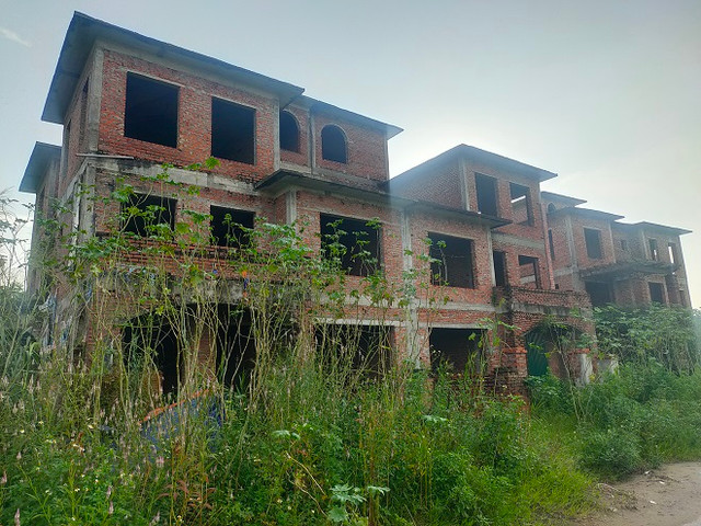 Loạt biệt thự bỏ hoang, hạ tầng xuống cấp ở Hoài Đức - Hình 6 Loat biet thu bo hoang, ha tang xuong cap o Hoai Duc-Hinh-6