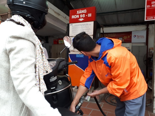 Giá xăng đang hướng đến mốc cao nhất lịch sử, người tiêu dùng sốc nặng Gia xang dang huong den moc cao nhat lich su, nguoi tieu dung soc nang