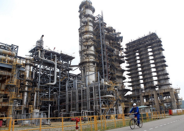 Giá xăng đang hướng đến mốc cao nhất lịch sử, người tiêu dùng sốc nặng - Hình 2 Gia xang dang huong den moc cao nhat lich su, nguoi tieu dung soc nang-Hinh-2