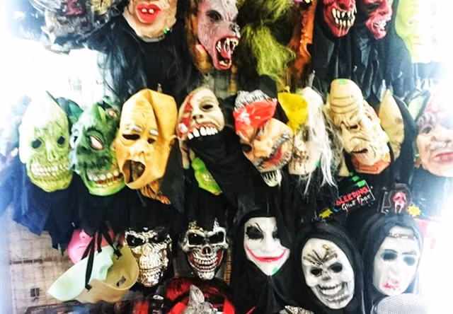 Canh giac voi mat na hoa trang Halloween khien be 4 tuoi bi bong rop da-Hinh-2