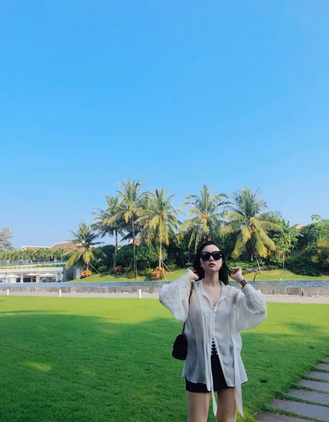 Ngam nguoi tinh tin don cua thu mon Bui Tien Dung voi gu thoi trang sexy-Hinh-9