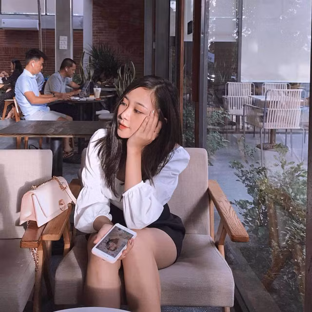 Phong cach thoi trang tre trung cua hotgirl ban gai cau thu Phan Van Duc-Hinh-11