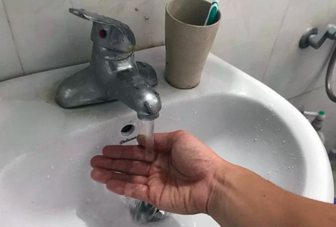 Loạt chung cư có nước bốc mùi lạ: Người dân nên làm thế nào? Loat chung cu co nuoc boc mui la: Nguoi dan nen lam the nao?