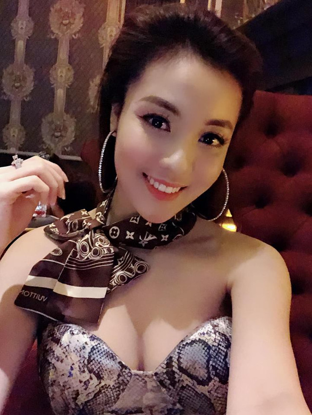 Cách ăn mặc gợi cảm nhức mắt của nữ giảng viên sexy Âu Hà My - Hình 4 Cach an mac goi cam nhuc mat cua nu giang vien sexy Au Ha My-Hinh-4