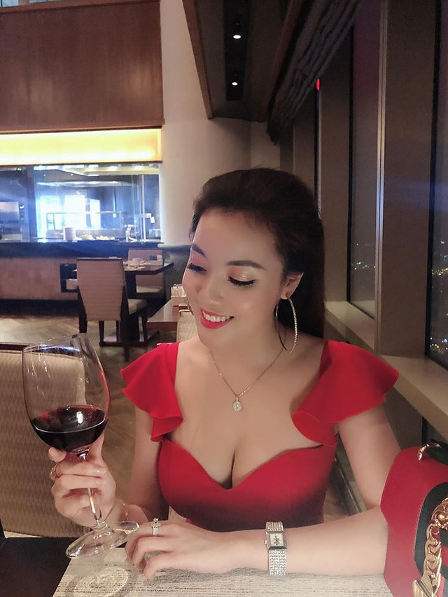 Cách ăn mặc gợi cảm nhức mắt của nữ giảng viên sexy Âu Hà My - Hình 8 Cach an mac goi cam nhuc mat cua nu giang vien sexy Au Ha My-Hinh-8