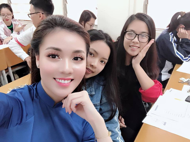 Cách ăn mặc gợi cảm nhức mắt của nữ giảng viên sexy Âu Hà My - Hình 11 Cach an mac goi cam nhuc mat cua nu giang vien sexy Au Ha My-Hinh-11