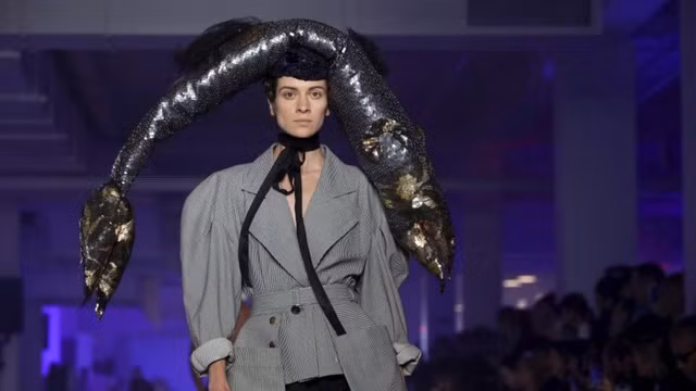 Chet cuoi voi nhung nhung phu kien ky quac tren san thoi trang quoc te