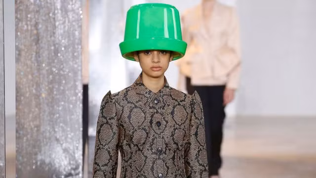 Chet cuoi voi nhung nhung phu kien ky quac tren san thoi trang quoc te-Hinh-2