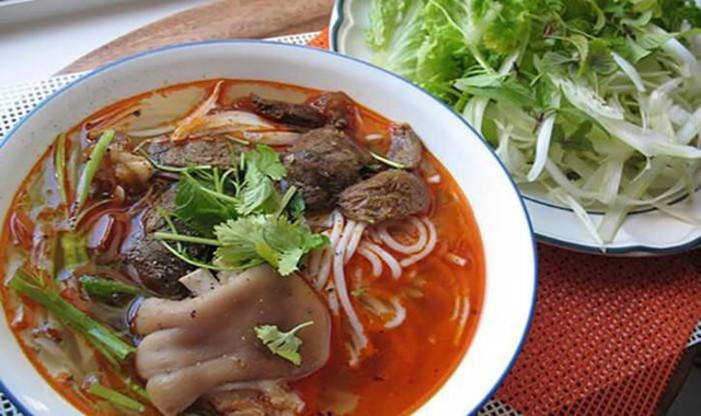Những đặc sản đậm đà vị Huế mà du khách không thể bỏ qua - Hình 2 Nhung dac san dam da vi Hue ma du khach khong the bo qua-Hinh-2