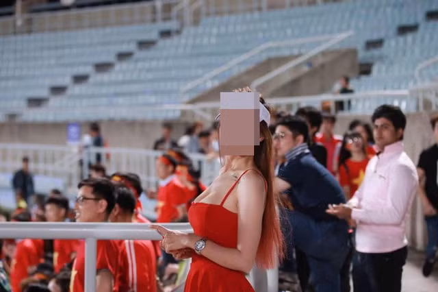 Co dong vien nu mac ao khoe nguc goi cam di xem bong da