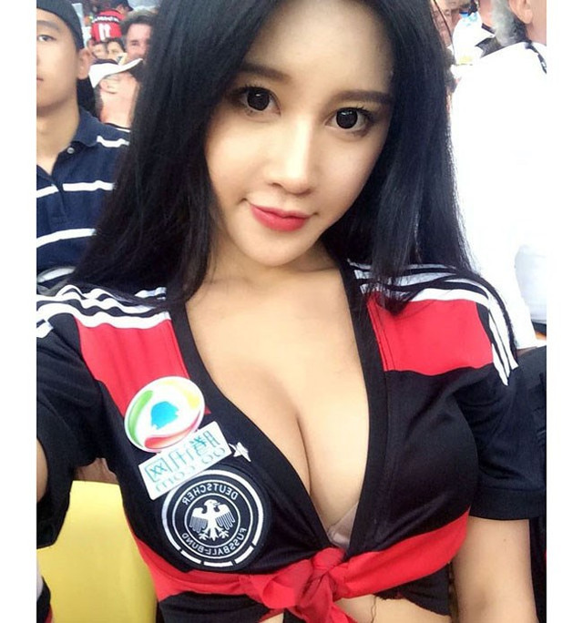 Cổ động viên nữ mặc áo khoe ngực gợi cảm đi xem bóng đá - Hình 9 Co dong vien nu mac ao khoe nguc goi cam di xem bong da-Hinh-9