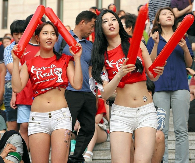 Cổ động viên nữ mặc áo khoe ngực gợi cảm đi xem bóng đá - Hình 8 Co dong vien nu mac ao khoe nguc goi cam di xem bong da-Hinh-8