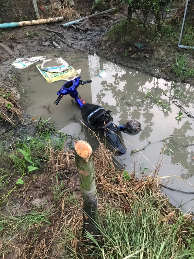 Bị CSGT truy đuổi vì nẹt pô đua xe trái phép, nhóm thanh niên nam nữ lao xe xuống kênh - Hình 3 Bi CSGT truy duoi vi net po dua xe trai phep, nhom thanh nien nam nu lao xe xuong kenh-Hinh-3