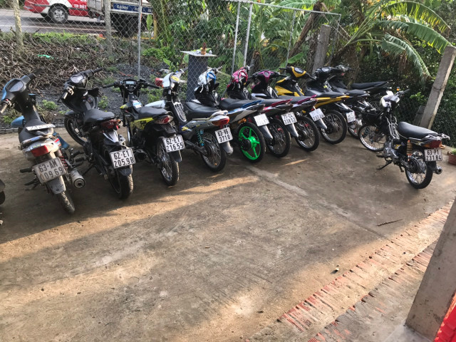 Bị CSGT truy đuổi vì nẹt pô đua xe trái phép, nhóm thanh niên nam nữ lao xe xuống kênh Bi CSGT truy duoi vi net po dua xe trai phep, nhom thanh nien nam nu lao xe xuong kenh