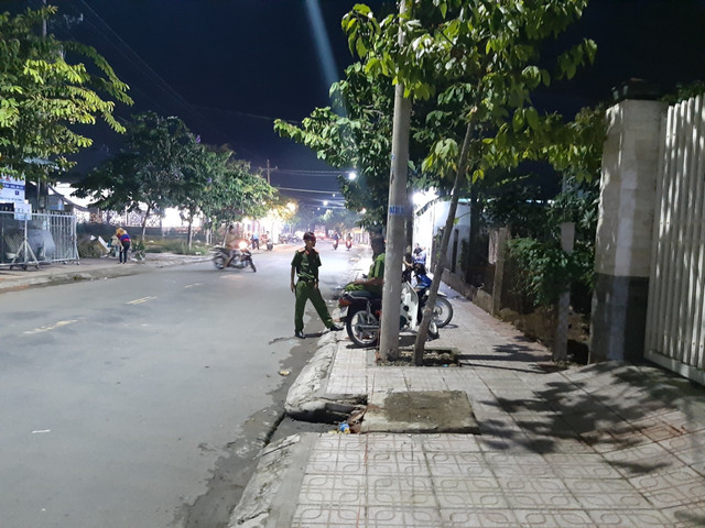 Hai nhà sát vách mâu thuẫn vì chuyện để xe máy dẫn đến án mạng - Hình 3 Hai nha sat vach mau thuan vi chuyen de xe may dan den an mang-Hinh-3