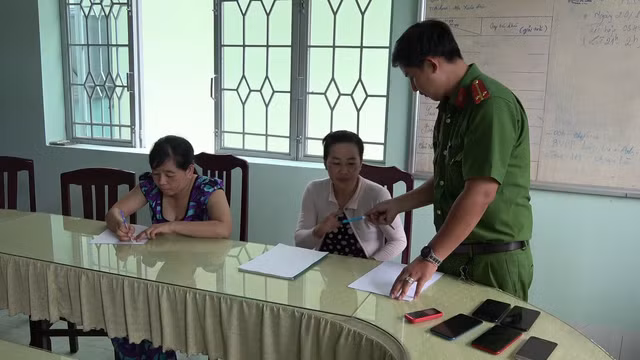 Bat nghi pham chuyen vao benh vien trom dien thoai-Hinh-3